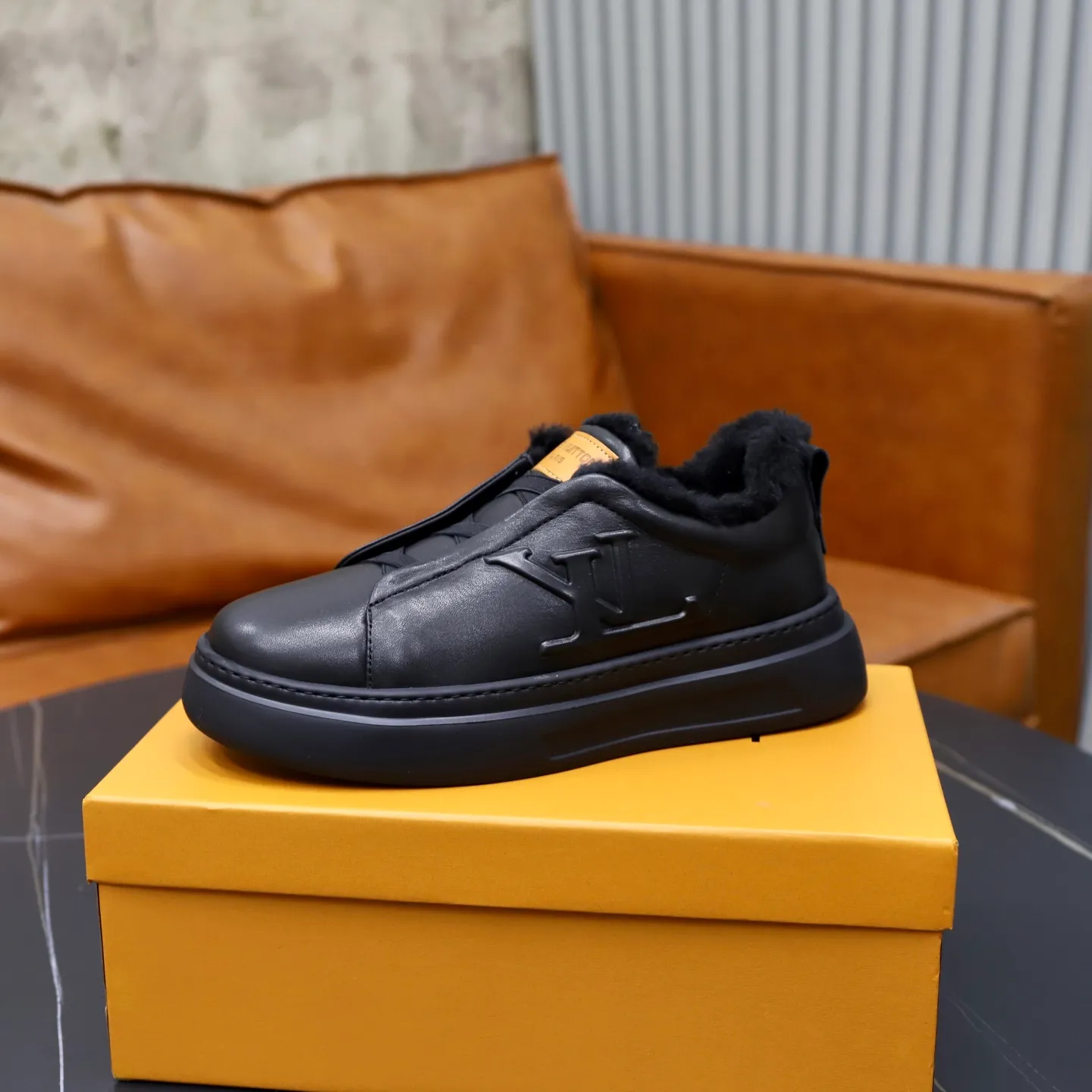 Ex-factory price: 500💰🙅‍♂️🙅‍♂️🙅‍♂️ Brand: LV Louis Vuitton Standard code: 38-44 (45 customized) Grade: Same as the official website Material: Original cowhide fabric Comfortable and warm wool lining Increased lightness, wear-resistant and soft outsole Style category: Men's fashionable casual shoes Running sneakers Distinguished luxury brand elements Top luxury Color: actual picture color